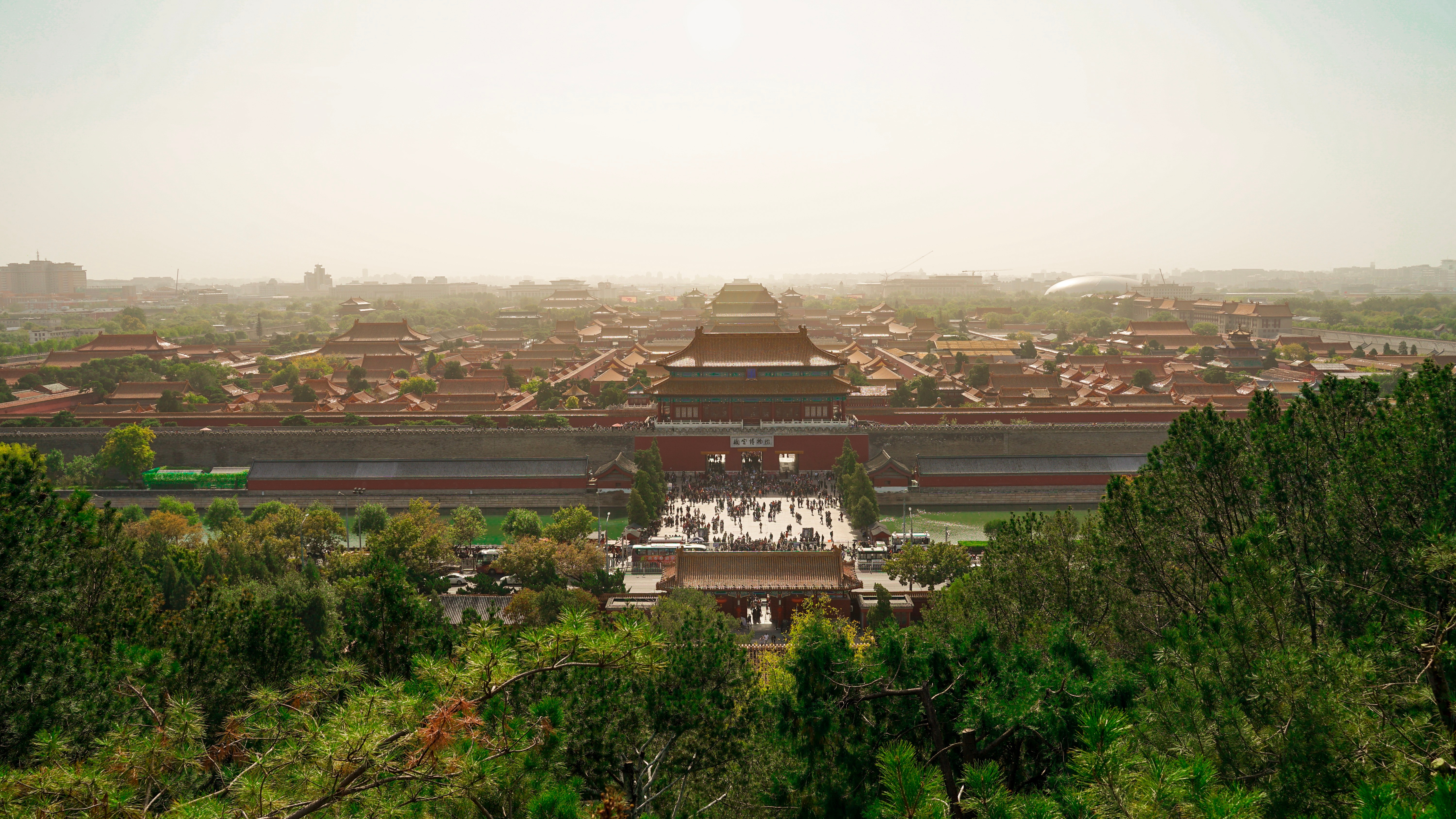 今年是故宫博物院建院100年！这是一座大家熟悉，且古老又崭新的宫殿。它的春夏秋