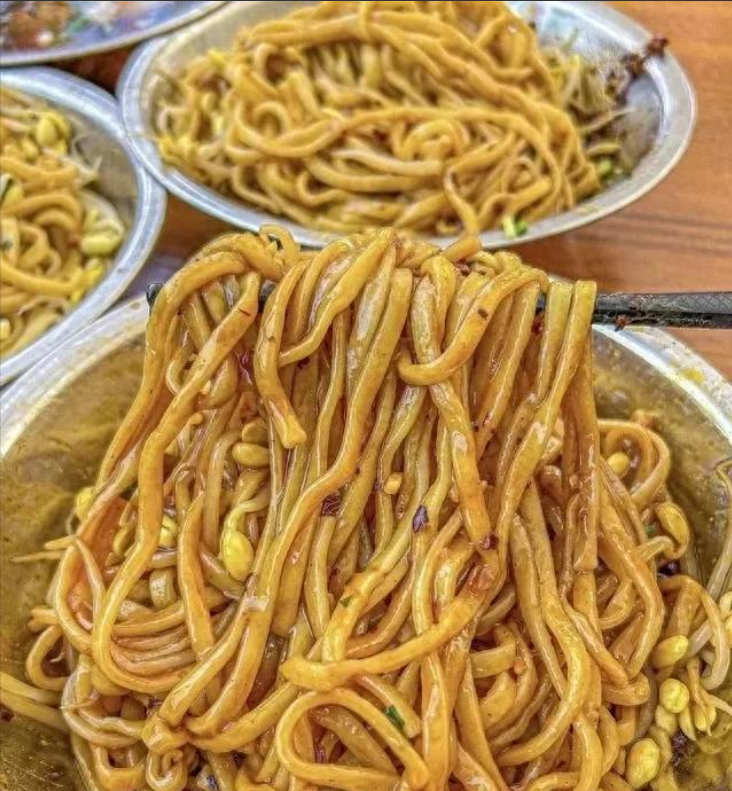 银行两个小伙和银行的行长，因为吃了客户三碗6块钱的面条，竟然被银行处罚了7000