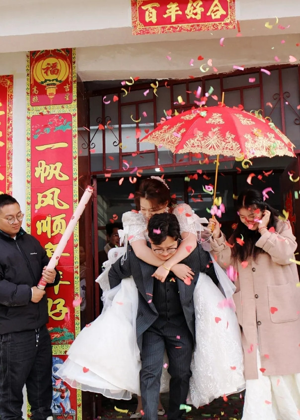 我弟弟今天结婚，我给他转了20万随礼，老公知道后把我暴打辱骂一顿，我不敢相信，准