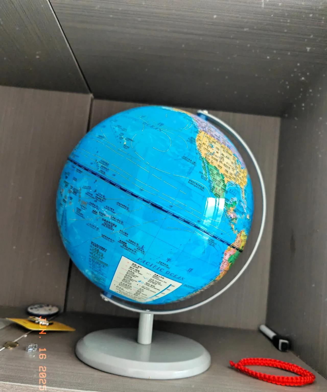 一个地球仪的事今天，我女儿说要买地球仪我其实，没有任何意见就让她自己挑结