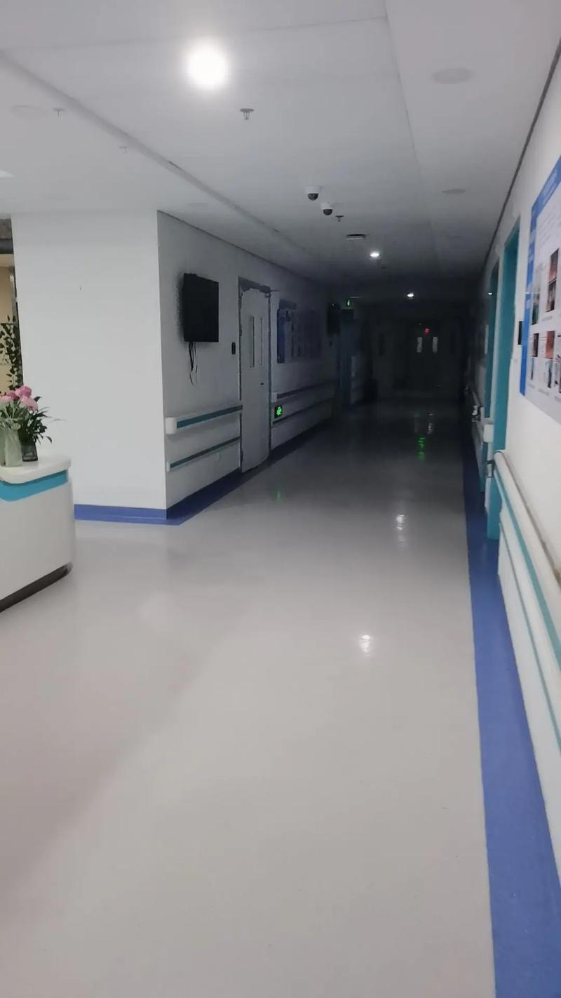 我之前在泌尿外科实习过，有天半夜送来一个病人老爷爷，医生给他做检查他一直很痛苦，