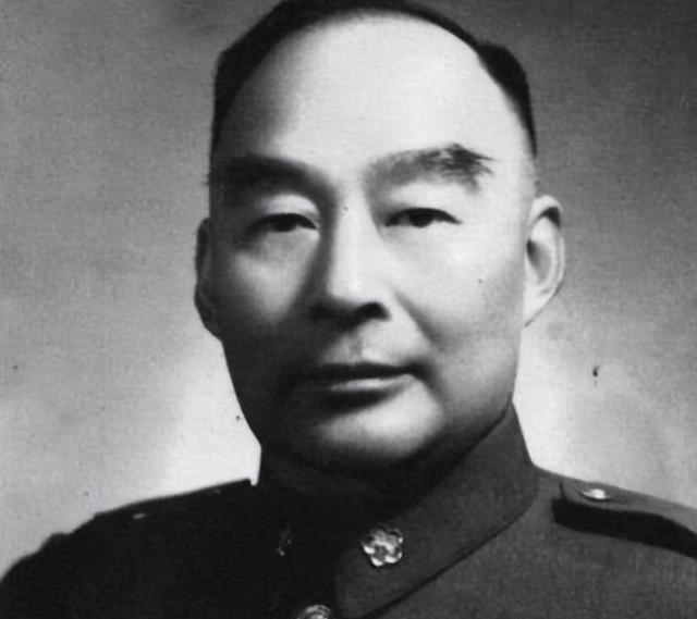 1943年7月10日，时任第一战区副司令长官的胡宗南面对着从重庆返回延安途经西安