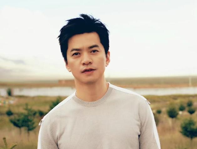 李健，冲上热搜！2月12日一大早，“音乐诗人”李健，突然冲上了热搜，这次他传来一