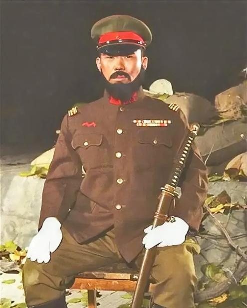 1938年，庐山脚下，一名中国士兵在执行侦察任务时，无意中发现了日军阵地上闪烁不