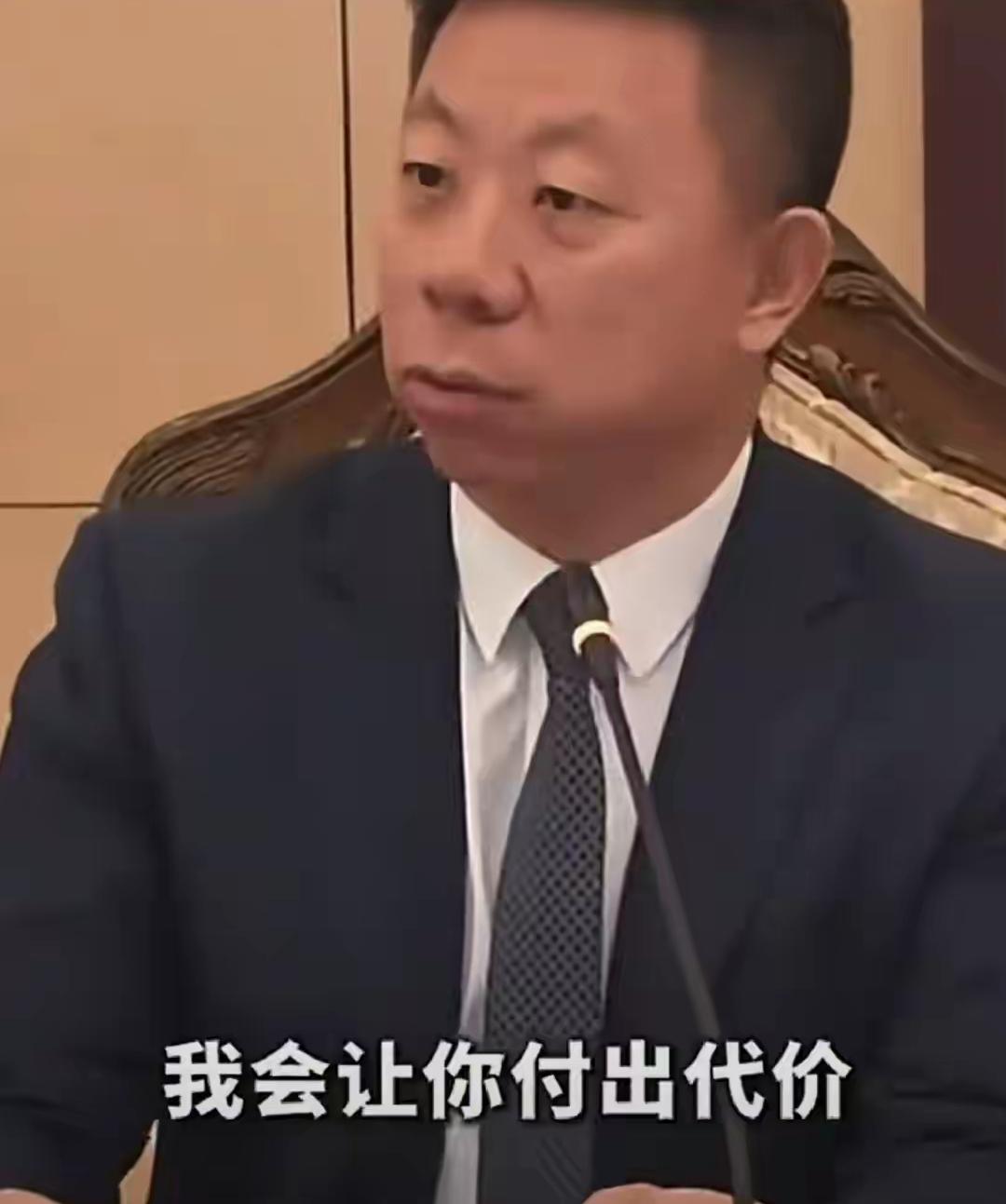 把70名中国工人非法关了32天，每5平方牢房里住13人，还让中国工人穿防护服摆拍