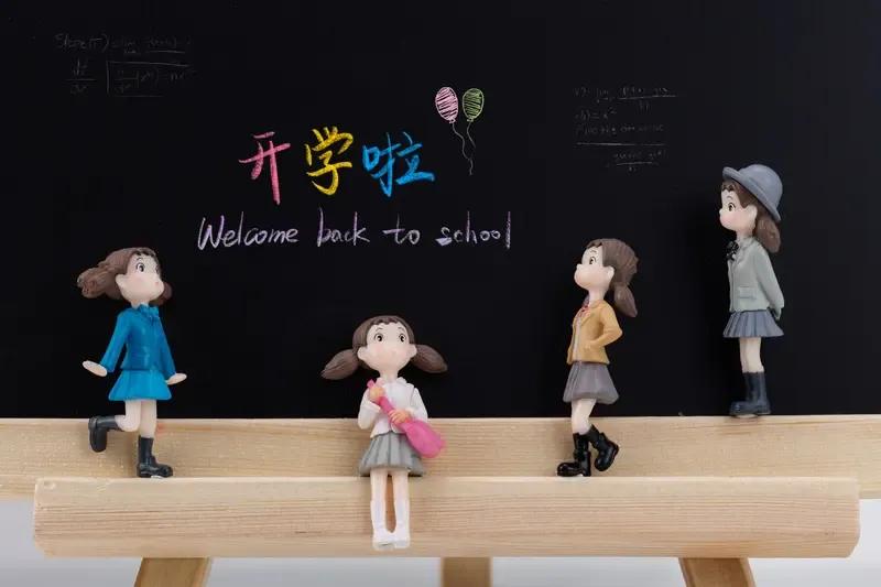 各位老师，如果教师行业缩编，您失业了，您将靠什么来养活一家人？学校就像金字塔，