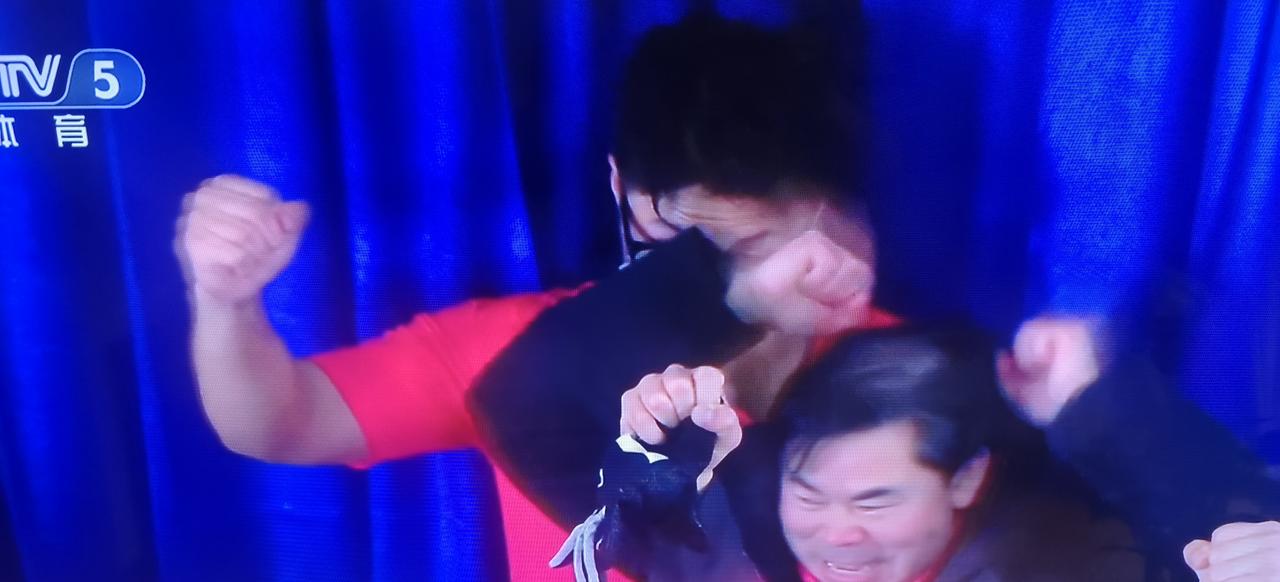 中国男子冰壶队以9比4的比分击败日本队，昂首迈向明年冬奥会。这场比赛至关重要，此