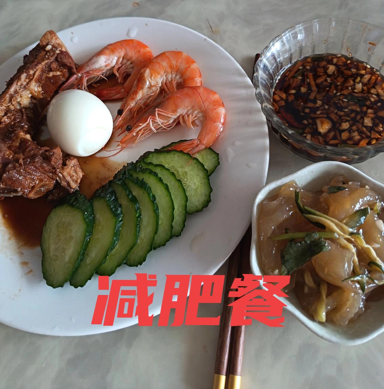 减肥一个月只减了区区2斤肉肉，一点效果都没有。可是4月生活费却远远超标，多花
