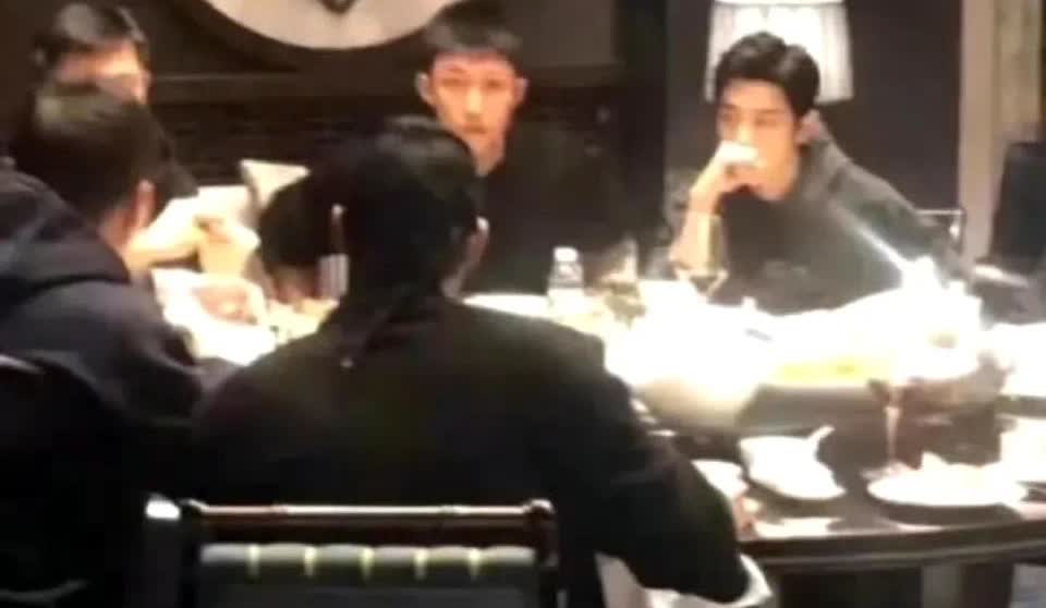 肖战看着智商就很高的样子，高糊的图也是五官清晰，一眼惊人的美貌