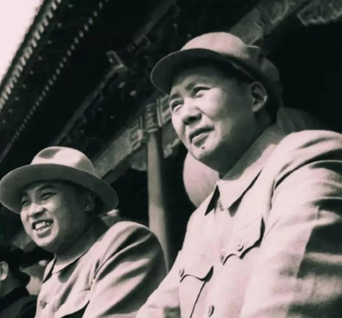 1975年12月26日，金日成让人给毛主席送来了祝寿的大苹果。毛主席让警卫们拿回