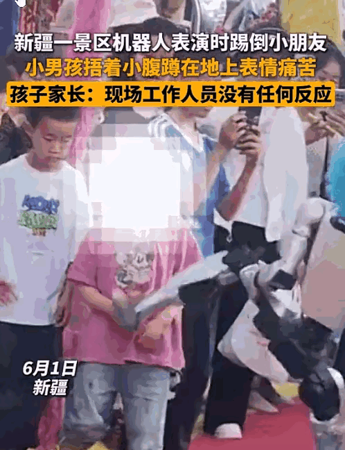悲剧还是发生了！新疆，一家景区表演正进行时，机器人突然转身，一脚精准踢向旁边观看