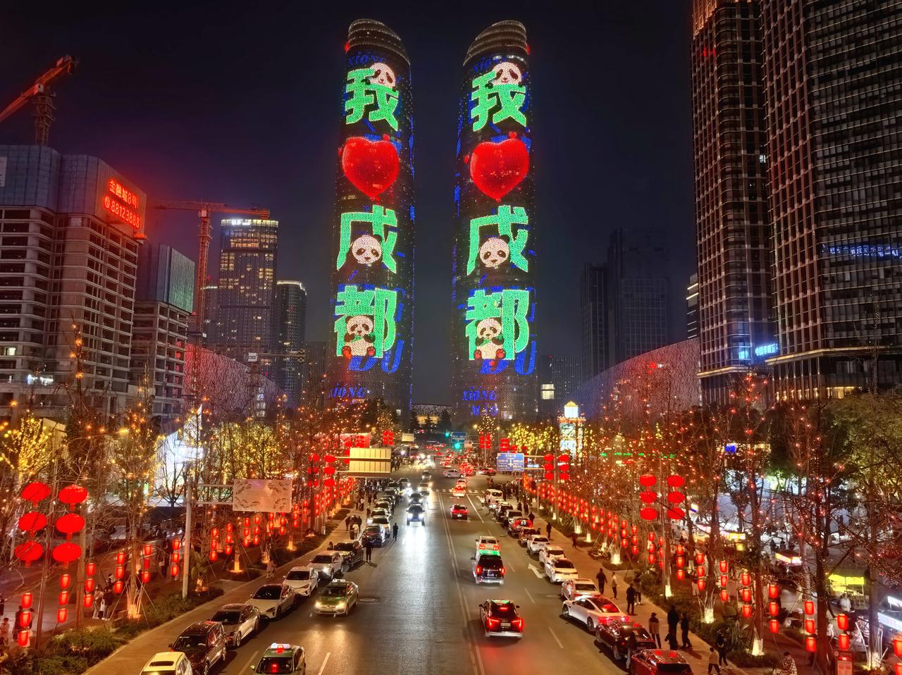 我在成都过大年九︱交子环下，双塔流光映新春。白日的成都，藏着烟火巷陌的温润与人