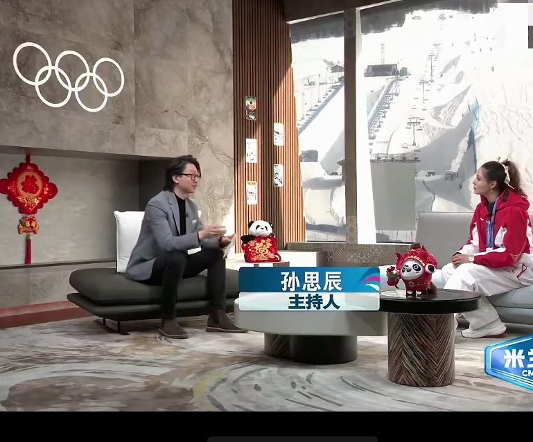 这位央视的主持人应该是无心之举，却被很多网友评论冷血。在采访谷爱凌的时候，提到