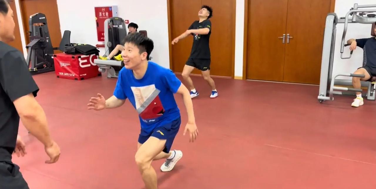 国乒男队训练氛围好欢乐。刚刚看到牛冠凯发抖音分享了他们日常训练时的欢乐时刻，徐