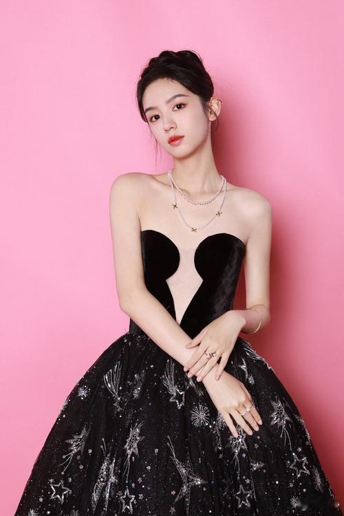 吃瓜周也不再是公司的团宠一姐，她的位置快被取代了，连陪同参加高奢品牌活动的资格都