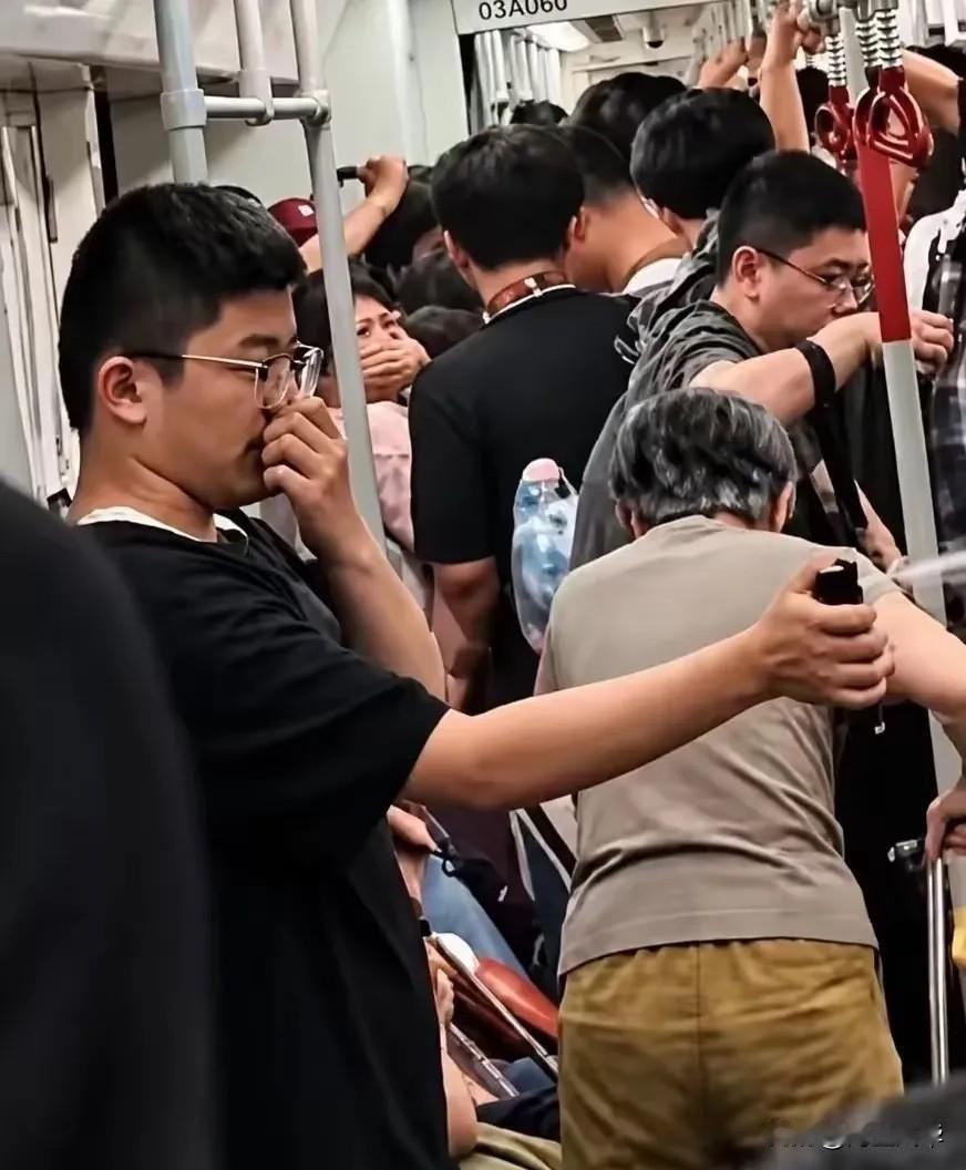 “简直坏透了！”4月30日晚上，广州地铁三号线车厢正值晚高峰，人群挤得密不透风，
