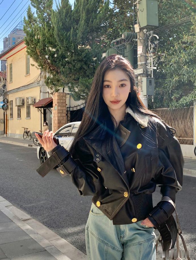 中间这位是易梦玲？？？这是换了个头吧……