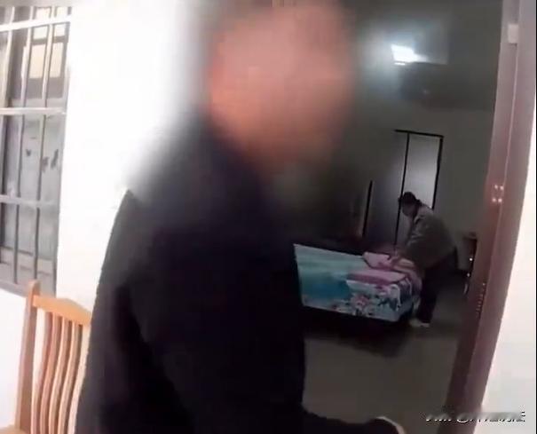 浙江宁波，一女子背着包，鬼鬼祟祟来到一户人家，从门口鞋盒里找到备用钥匙，开门之后