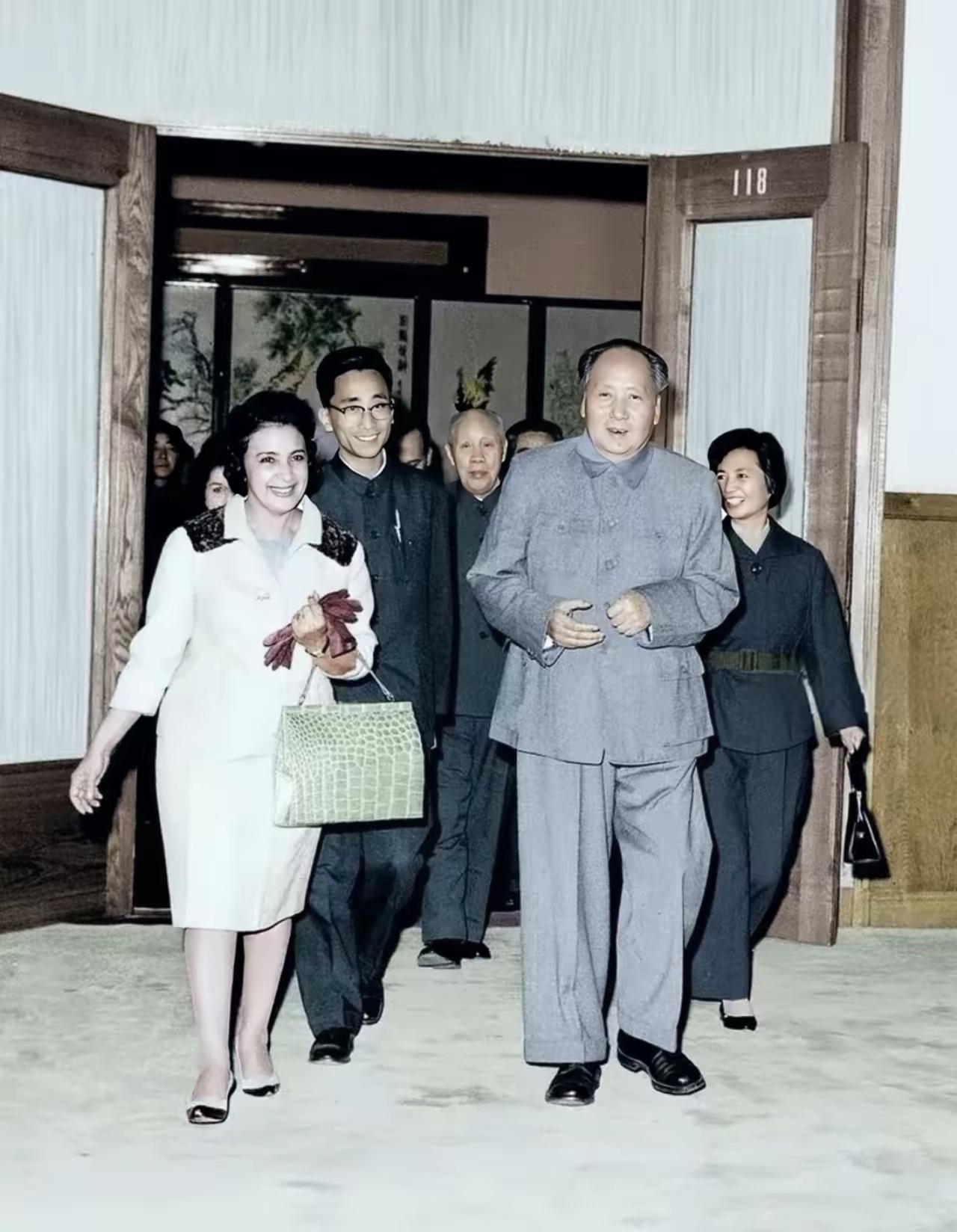 提起毛主席接见外宾，很多人脑子里立马冒出“威严”“高不可攀”的画面。但翻翻那些没