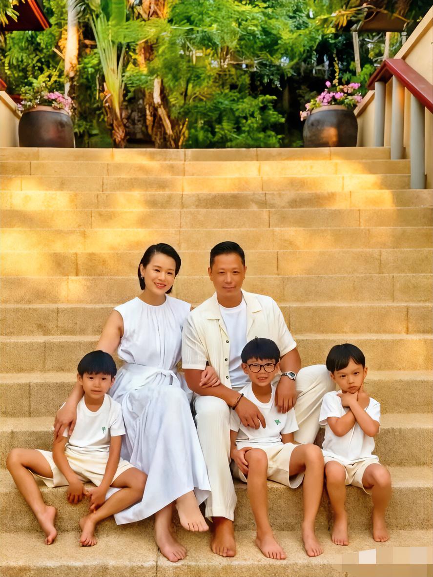 胡杏儿全家福，温馨又幸福，育有三个儿子，一个比一个帅气。