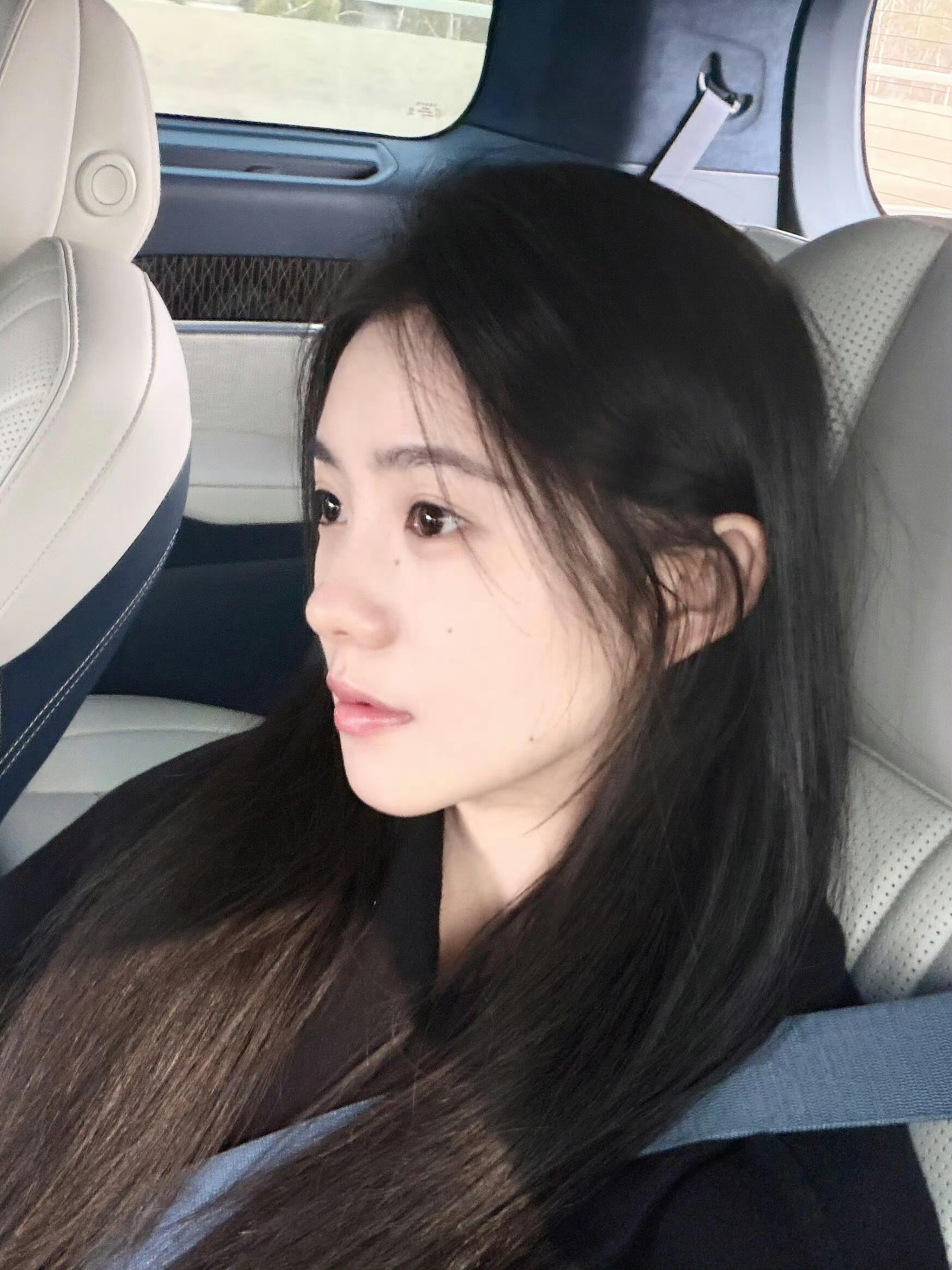 这张脸在曝光的镜头下除了大大的瞳孔完全没有任何杂质…..