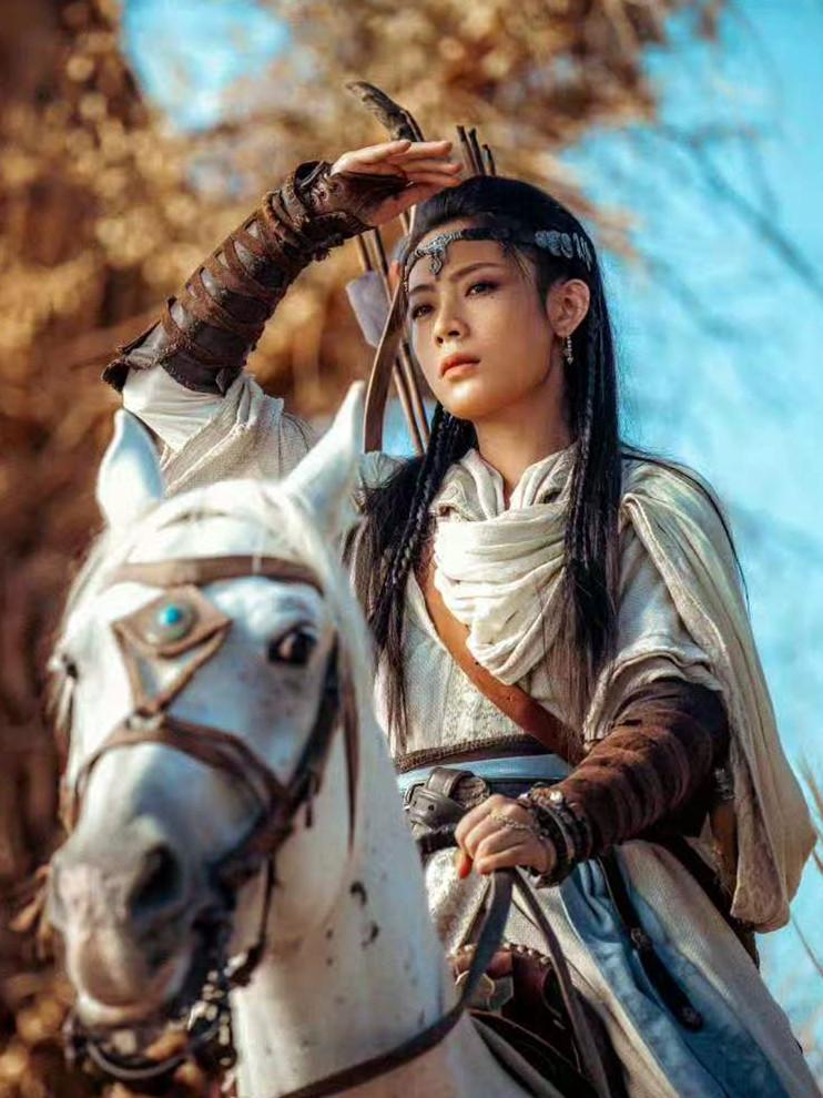 拍戏时，陈丽君下马都是抬腿从后下，吴京不满意，建议她可以帅一点，可以抬腿从前下，