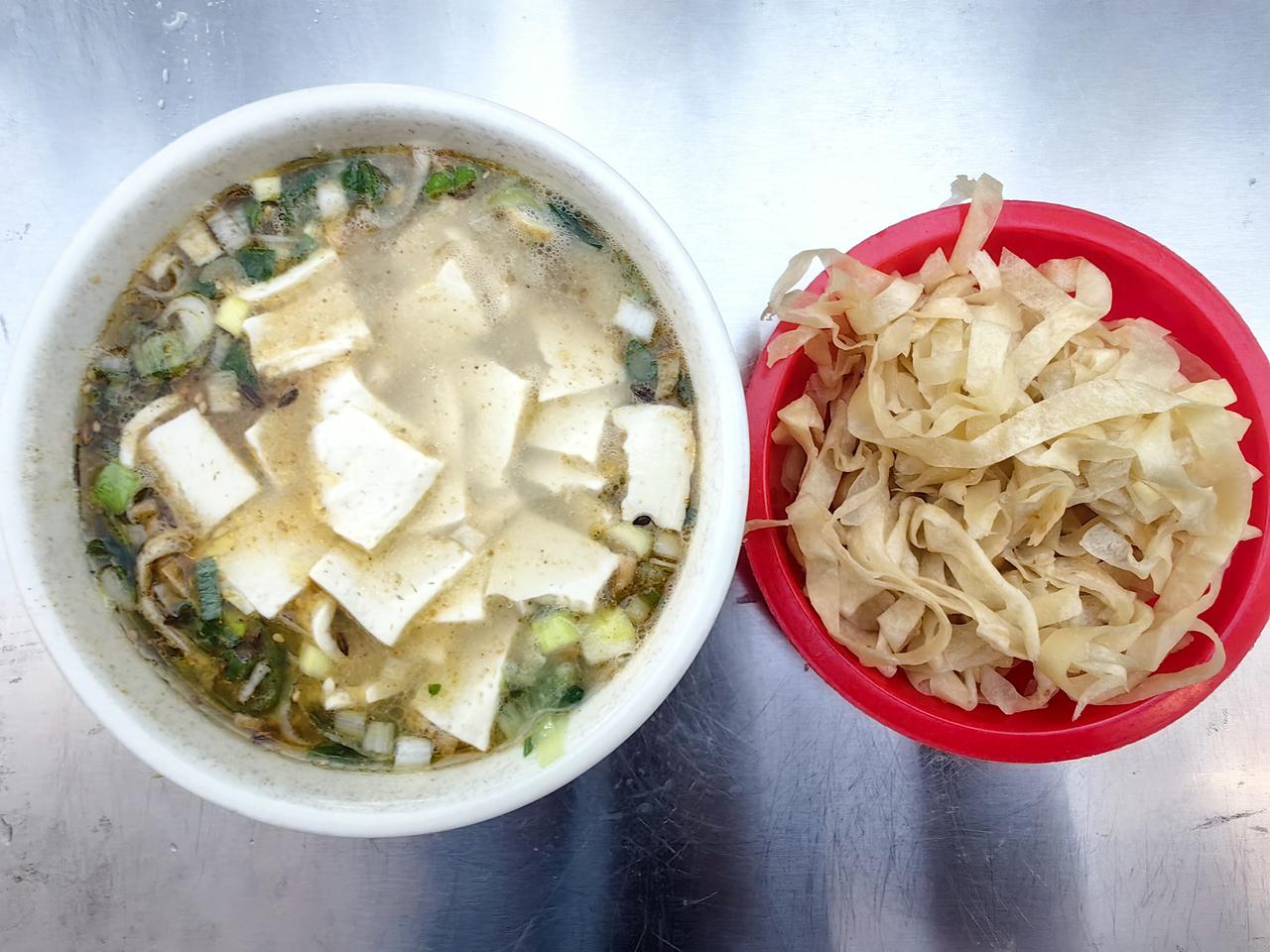 家乡的早餐里最放不下的就是豆腐汤，真的百吃不厌，今早出门拐进巷口开了多年的老馆子