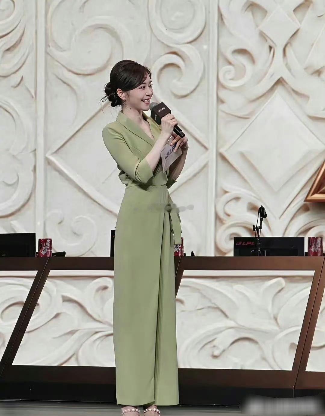 其实一直搞不太懂，穿这身衣服怎么上厕所？​​​