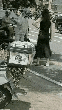 出门在外，她还以为自己是太皇太后！[捂脸哭]