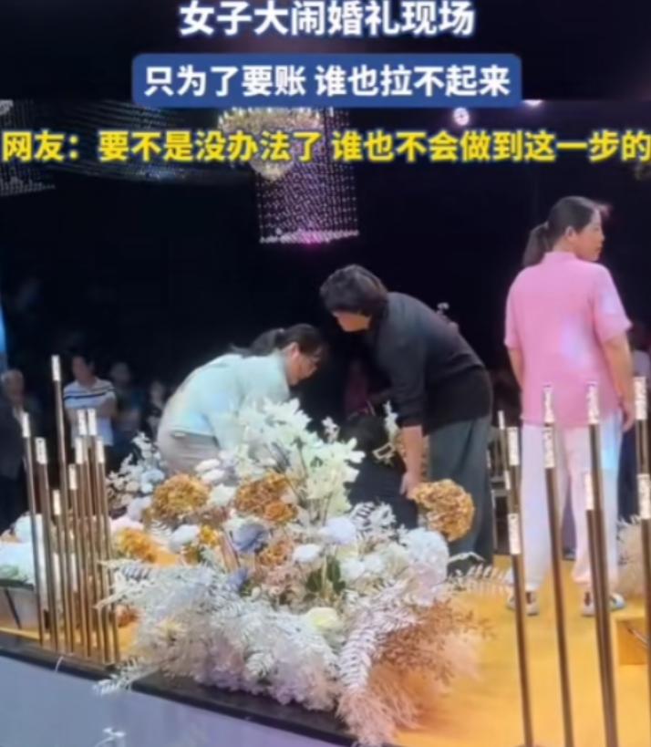 这女子太狠了！婚礼正拜堂，四川眉山一女子“哐当”一跪，直接炸翻全场！喜事变大