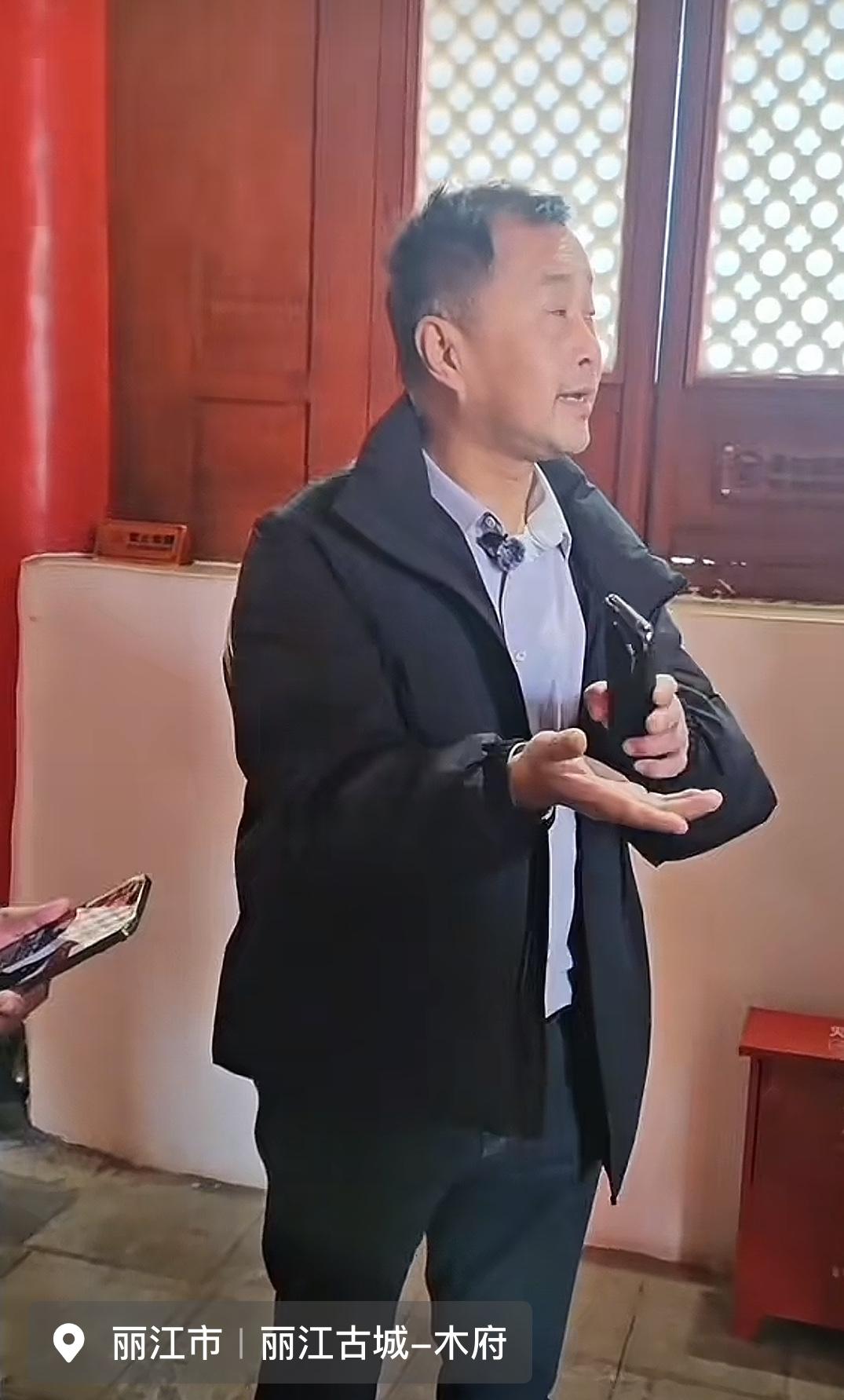 沈巍近日在云南参观一处景点，直播中被工作人员阻拦，称没有报备不允许直播，现场一度