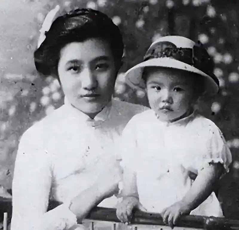 1921年，董竹君又生了一个女儿，丈夫气得拂袖而去，婆婆却走过来神秘地说道：“赶
