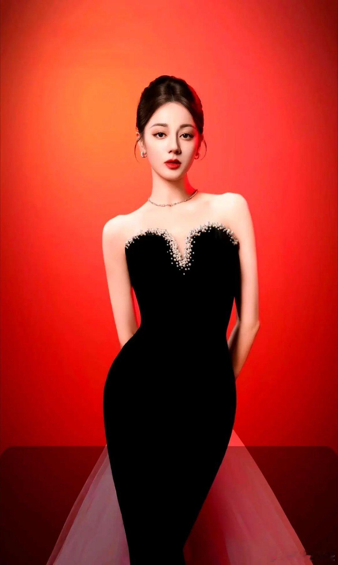 迪丽热巴为何总是一个人？一年超300天泡在剧组，行程表密不透风。这种高强度的工