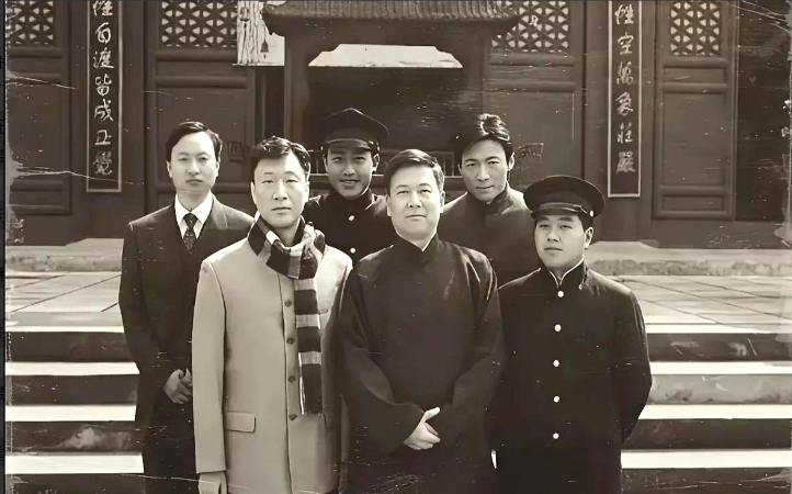 《潜伏》尽管已经看过无数回了，但是从来都没有仔细瞧过吕宗芳留下来的这张珍贵照片，