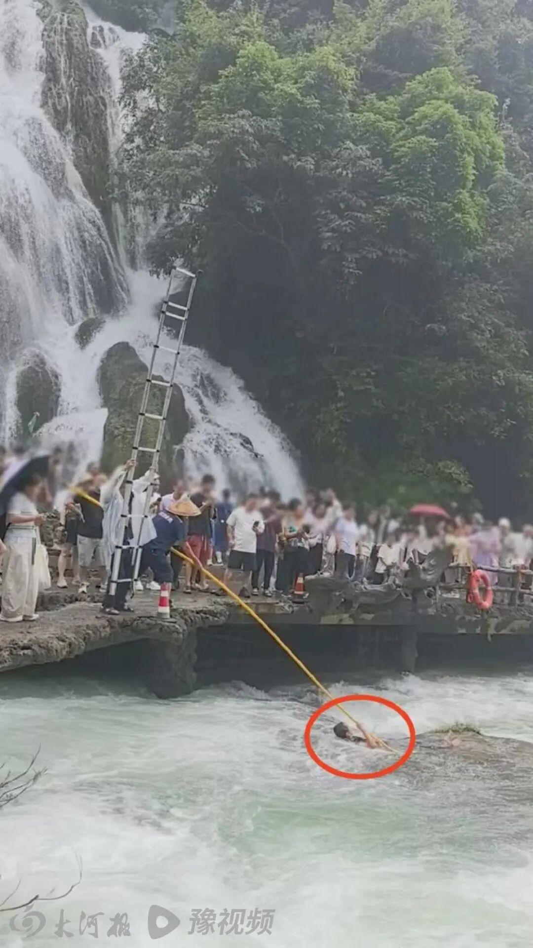 8月3日，有网友拍摄视频爆料，贵州荔波县小七孔景区内，一名游客不慎滑落，意外坠入