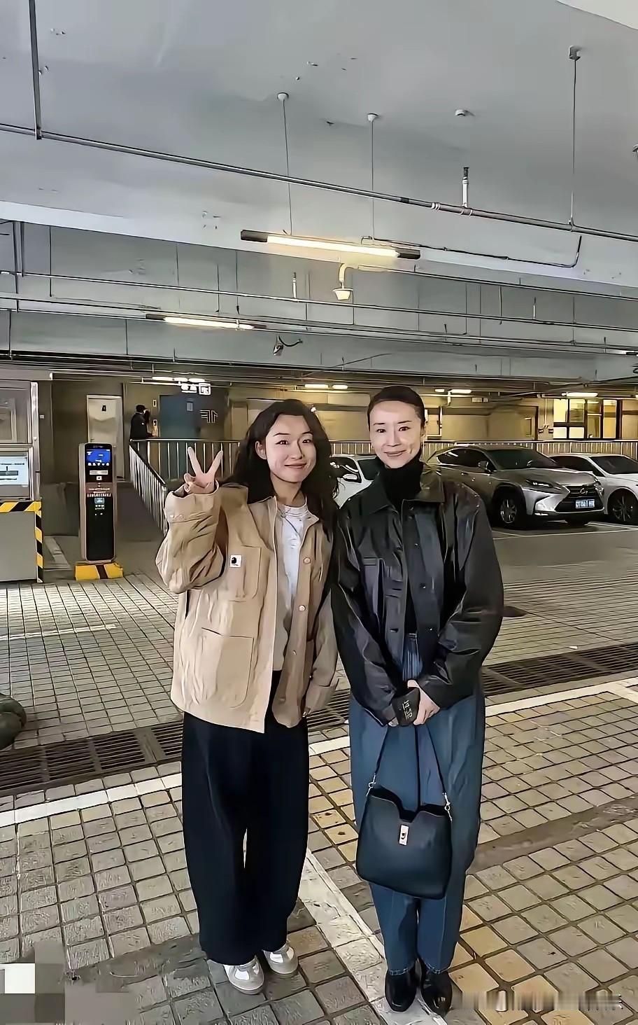 不得不说，现在女生都是穿这种裤子，感觉审美都下降了？