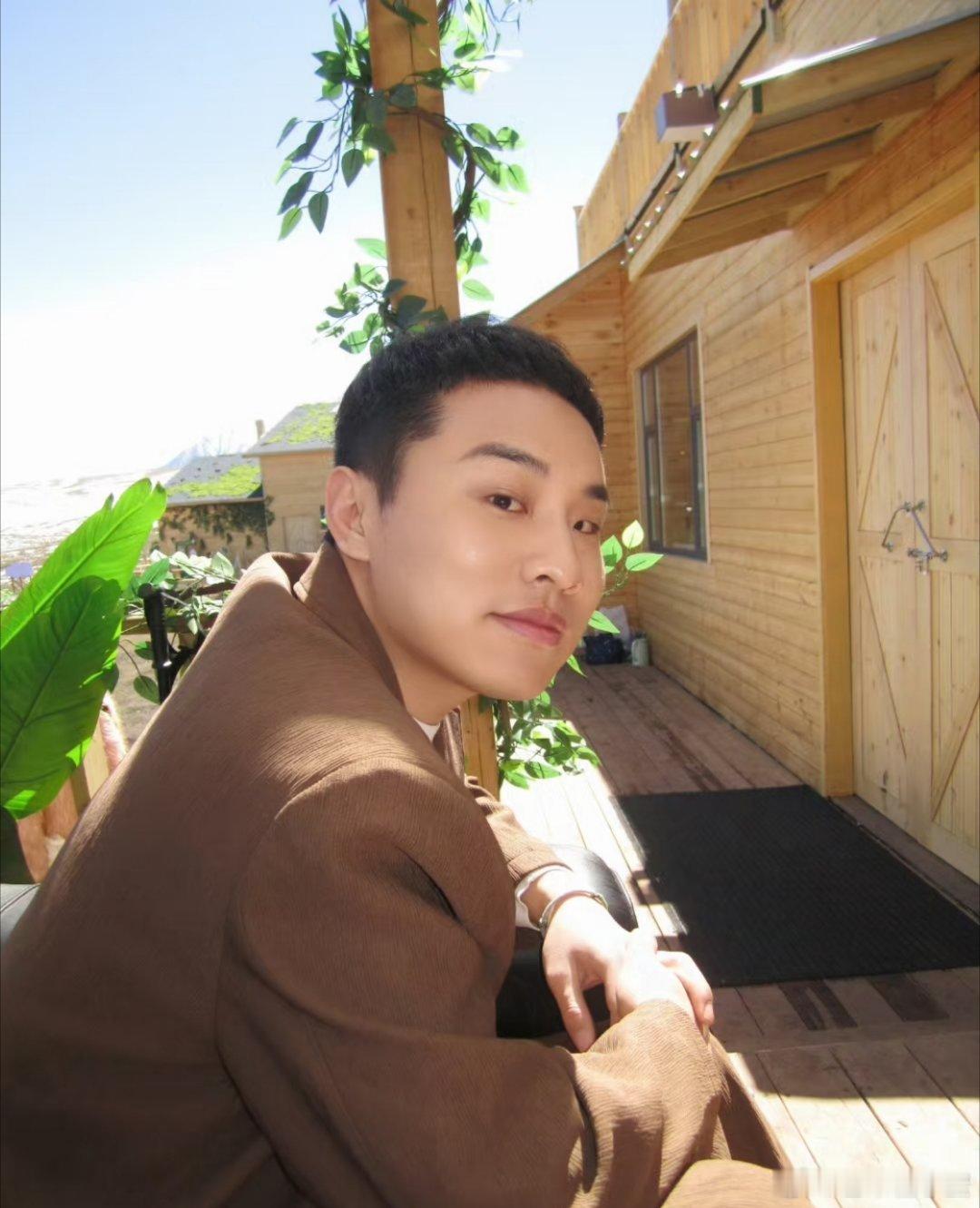 不被爱的时候你是鹿晗也得被打码被鹿晗徐志胜合照打码事件整乐了，粉丝眼里徐志胜丑得