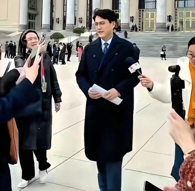 靳东这个人，真是有点捉摸不透，他今年50岁，竟然没有中年大叔该有的状况，比如啤酒