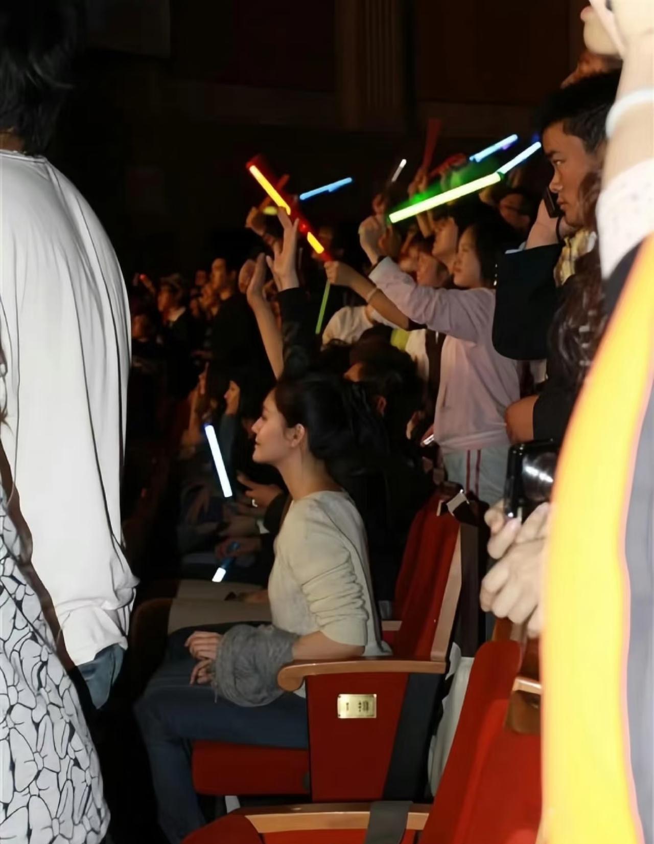 她怀孕时也拒绝晚饭——你眼中的自律，在她这里只是日常。大S的仪态，从走路开始训