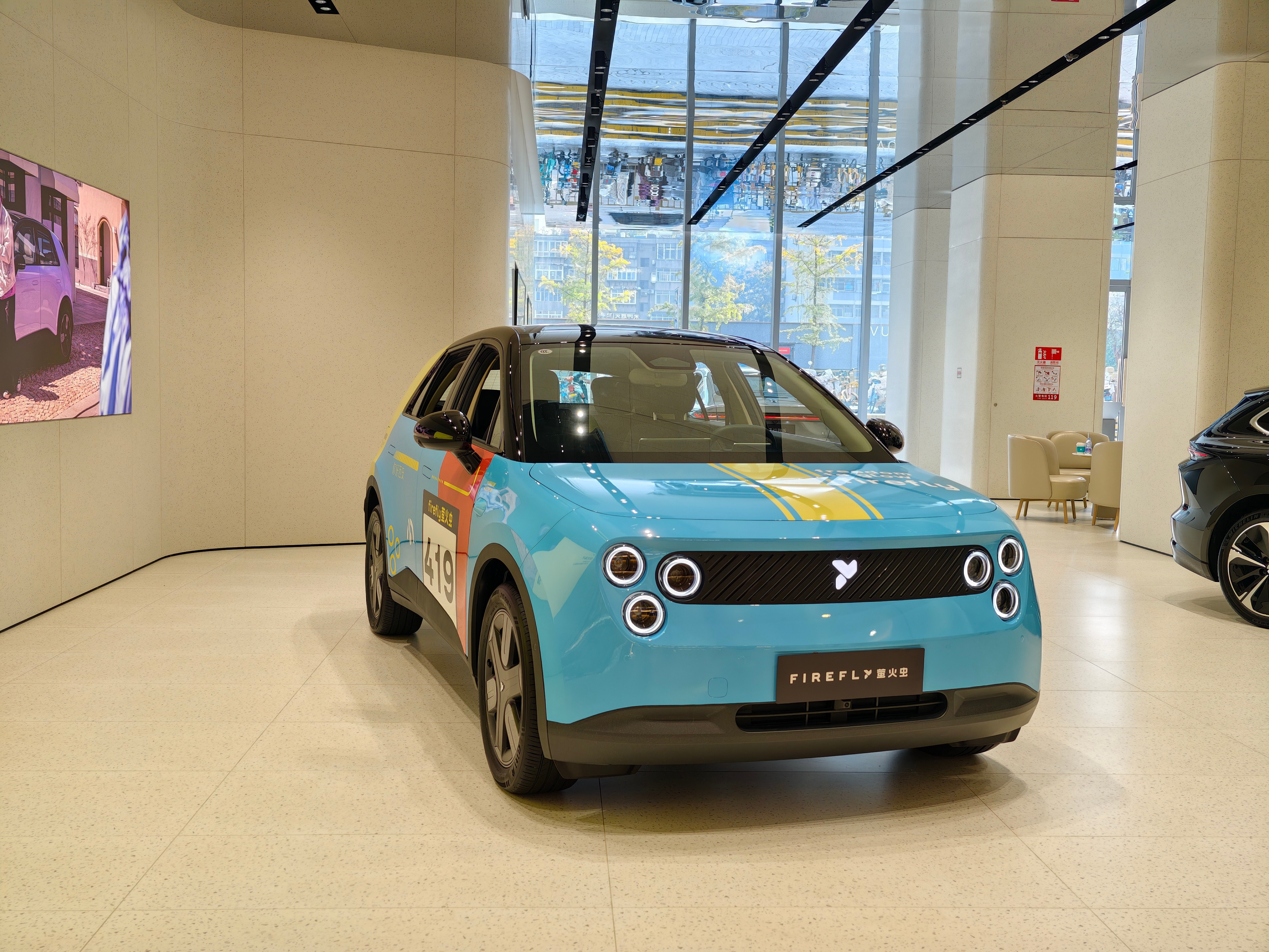 蔚来萤火虫的这个车衣还挺好看，进门就能看到，蔚来把它放到比较显眼的地方，很多人过