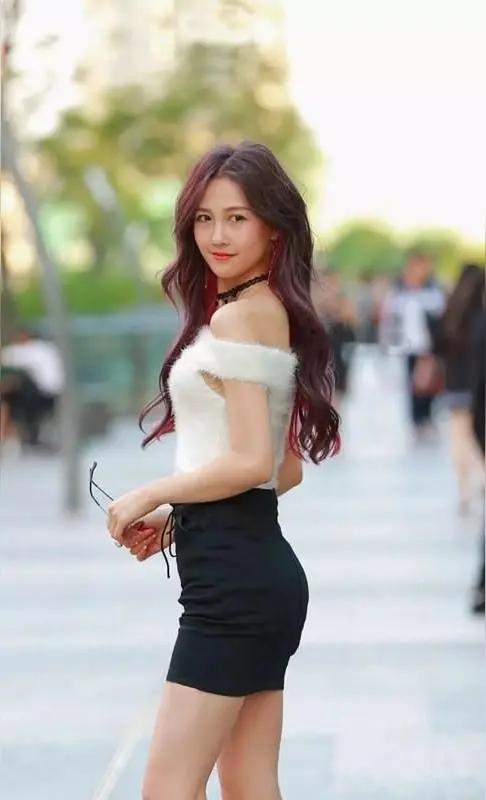 夸美女大眼睛，双眼皮，一看就是讲究人。高鼻梁，红嘴唇，说起话来真迷人。