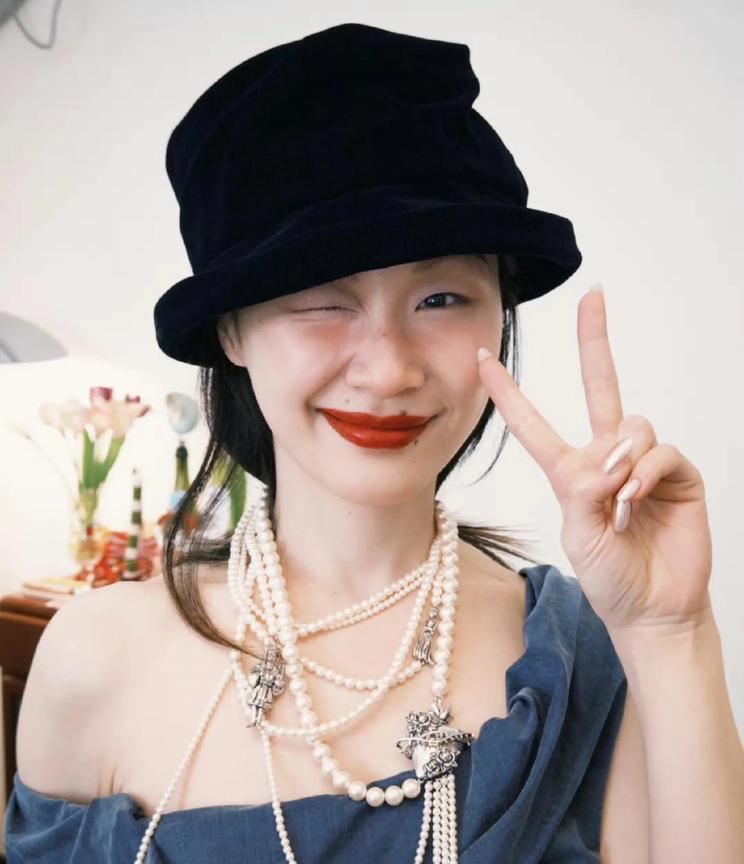 金靖产后这状态太绝了！以前总觉得她是搞笑艺人，现在完全是时尚大美女！身材没
