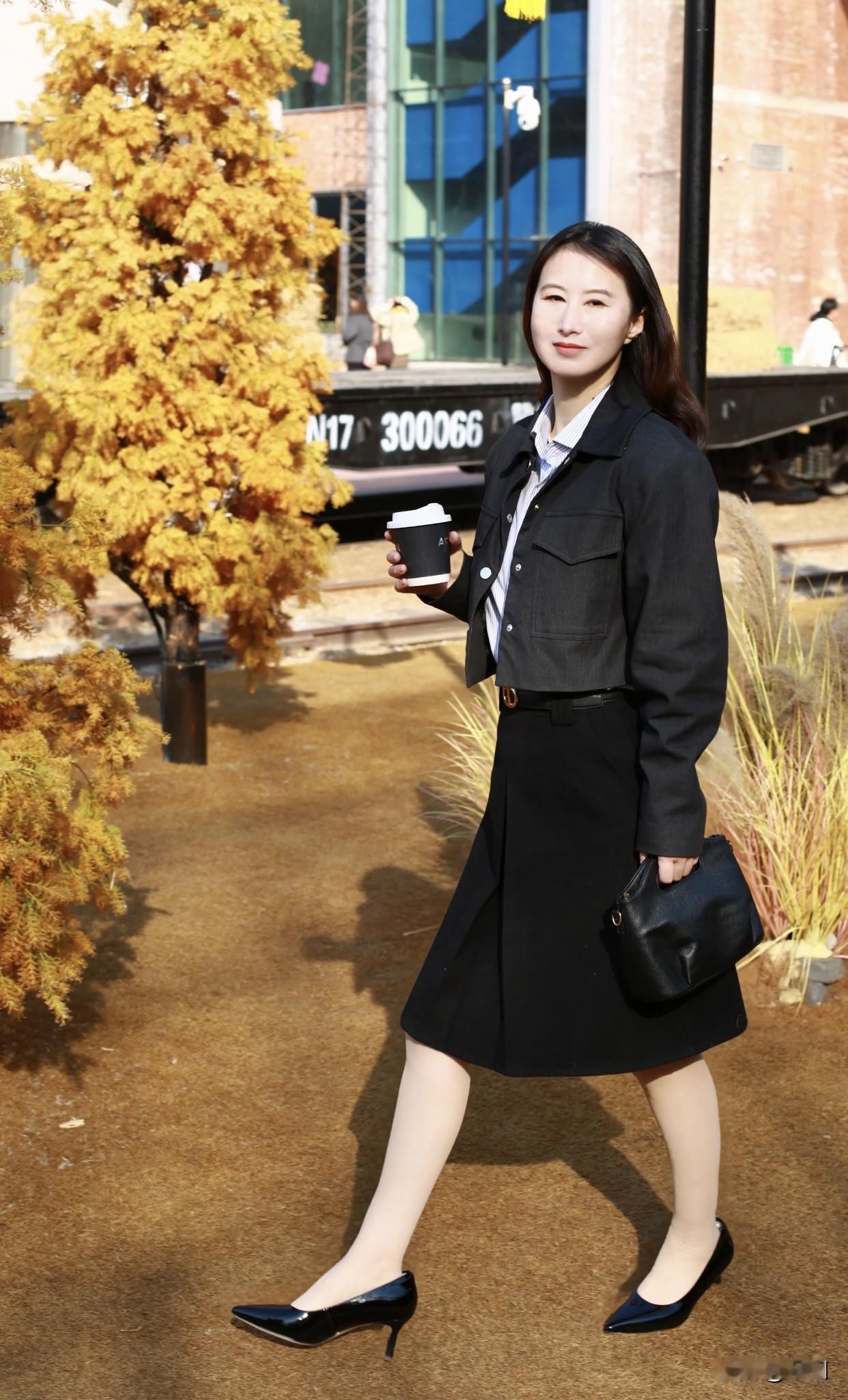 一个女人如何趋于成熟和优雅?从多方面入手。心态上，别再为小事抓狂，遇到问题冷静应