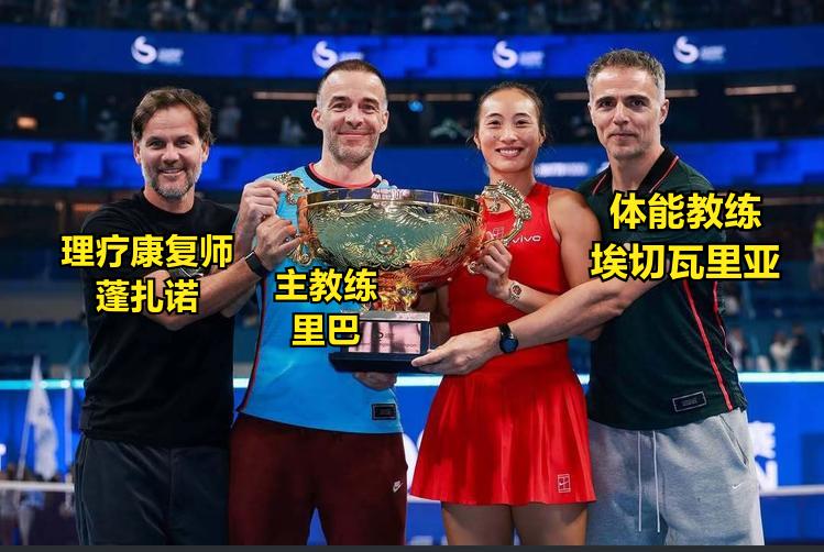 郑钦文与团队男神捧杯合影。郑钦文与父母捧杯合影。主教练里巴38岁（像48岁、