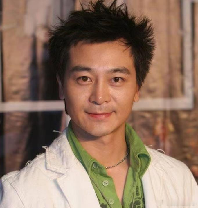 你也许叫不出他的名字，但你一定认得这张脸。他能文能武，文武全才，当年以全国表演专