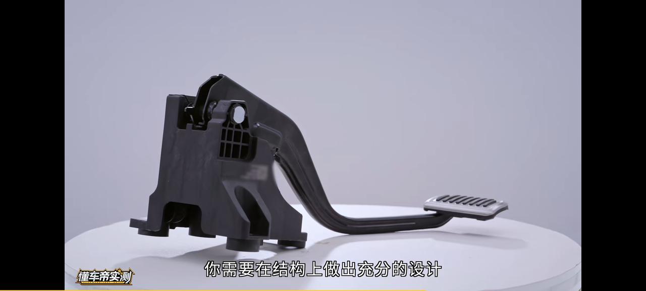 这次汽车踏板断裂事件！为何极少有媒体敢质疑那个“手机品牌”。明明消费