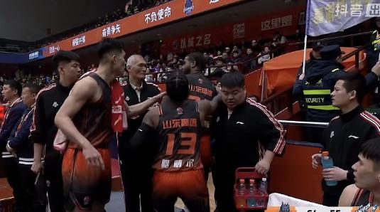 克里斯和邱彪发生争执，气得直接回更衣室了。这场对宁波，本来就打得胶着，他的情绪