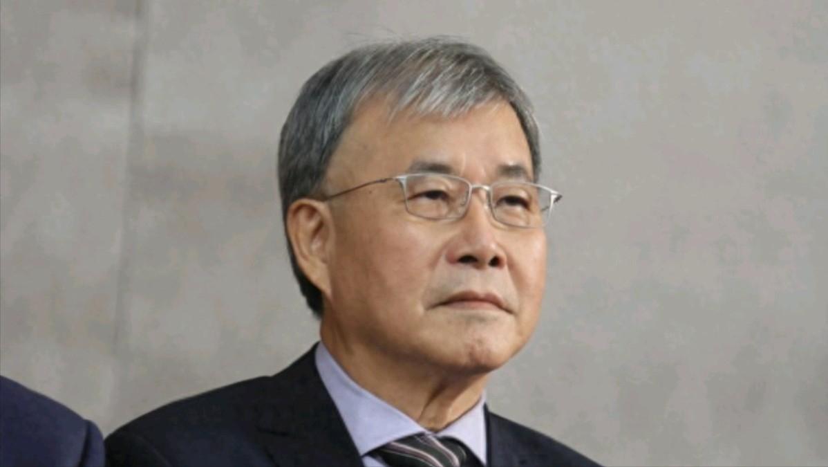 岛上传来消息，“台独”顽固分子郑英耀不光要“切割”中国，也要“切割”掉“中华民国