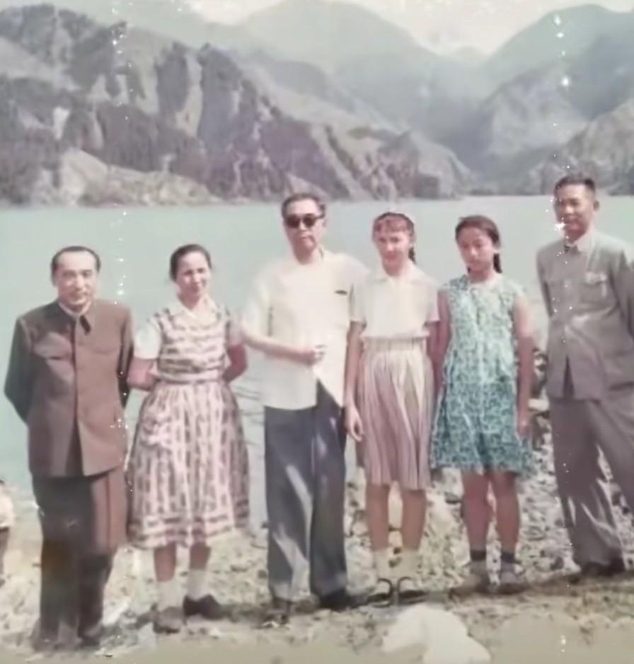 1965年7月，周恩来总理出访途中在新疆考察，于天山天池留下珍贵合影。右一是时任