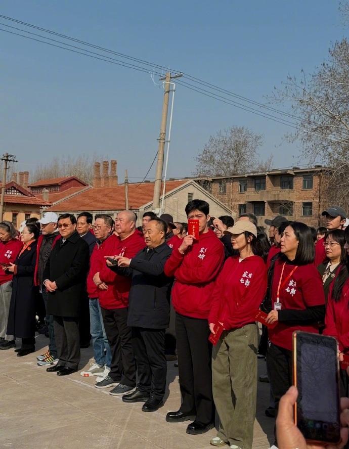 今天高圆圆和井柏然还有陈宝国一起参加新剧开机仪式，两位站在一起超有姐弟范儿。